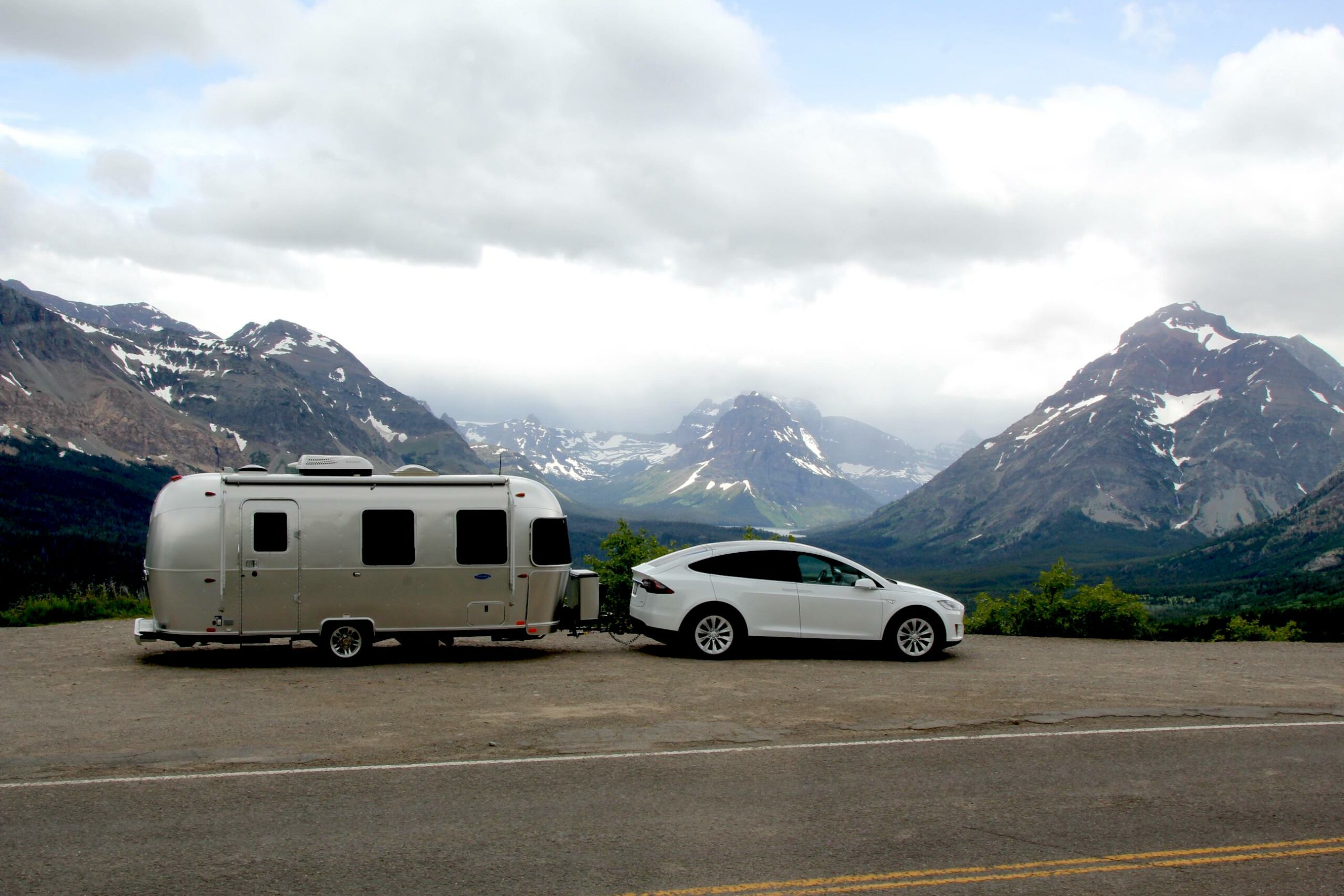 Electric-car-towing-caravan